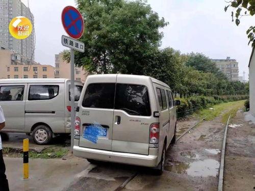 西安面包车爆料视频最新,街头惊现惊人一幕，网友热议不断